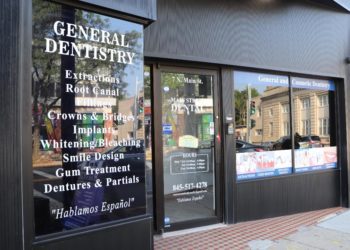 A dentist 's office with a sign on the front of it.